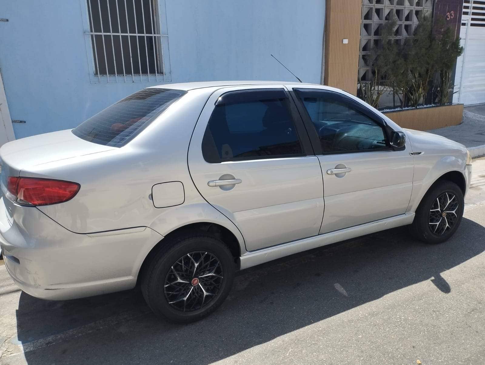 Siena 1.0 2010 conservado